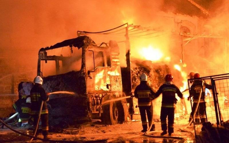 Pożar w Łękach. Spłonęła ciężarówka oraz składowane odpady komunalne. GALERIA, FILM!