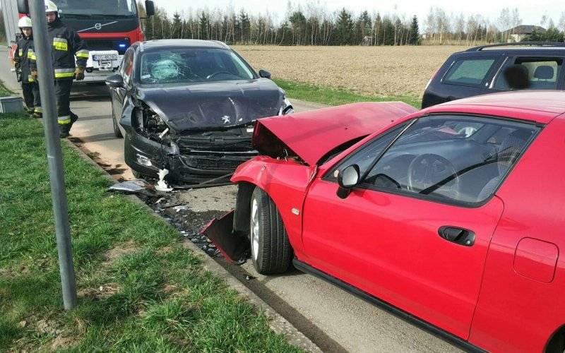 Czołowe zderzenie na lokalnej drodze. FOTO !