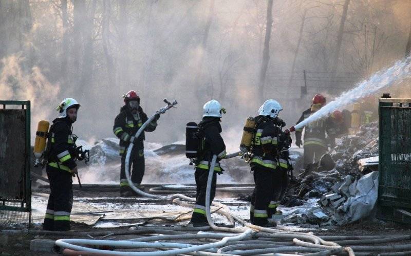 Pożar składowiska plastiku w Oświęcimiu. Na miejscu kilkanaście zastępów. FILMY, ZDJĘCIA!