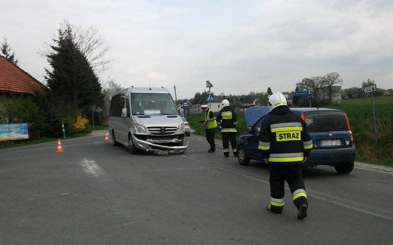 Bus zderzył się z samochodem osobowym. ZDJĘCIA!