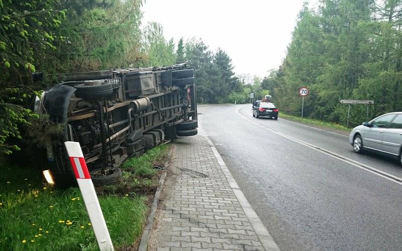 UWAGA! Zdarzenie drogowe na DW933 w Brzeszczach. ZDJĘCIA!