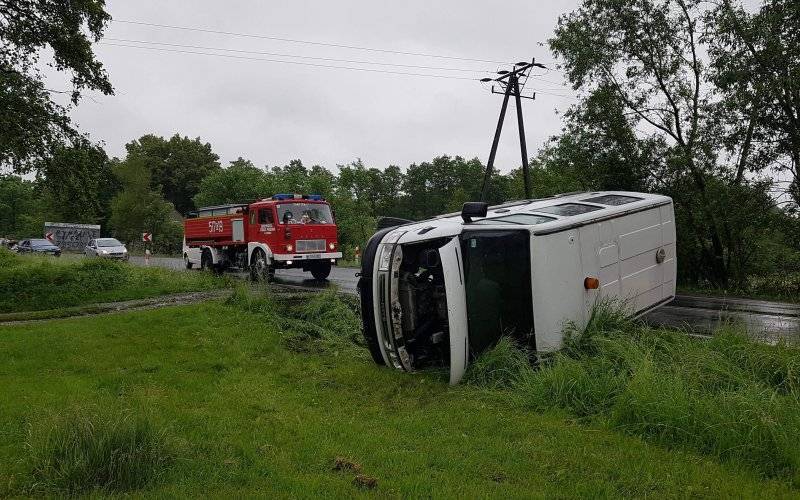 UWAGA ! Wypadek na DW933 w Brzeszczach. ZDJĘCIA !