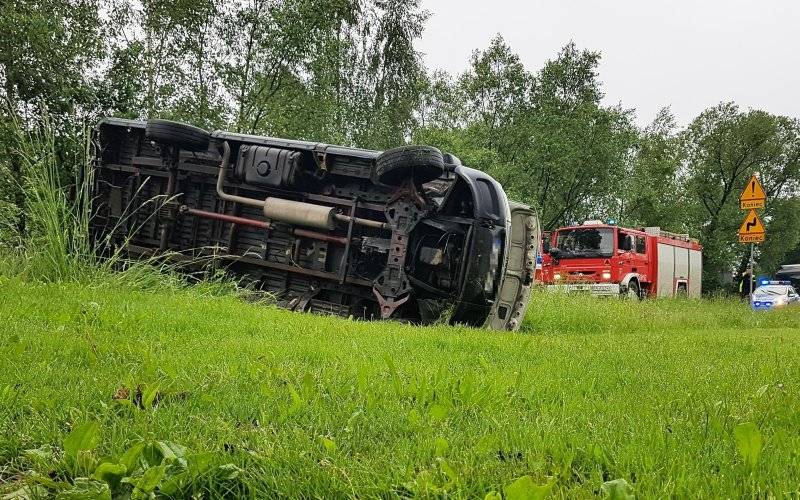 Niebezpieczne zdarzenie z udziałem pracowniczego busa. ZDJĘCIA!