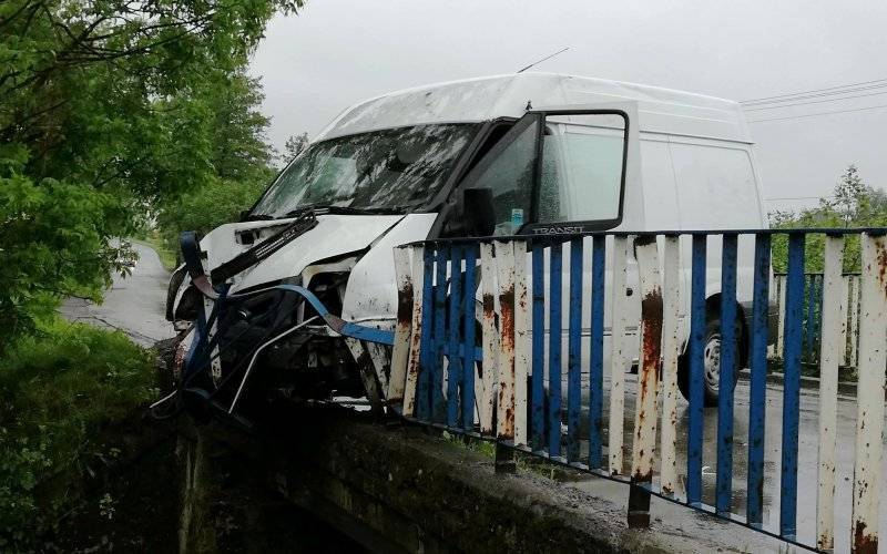 20 latek uderzył w barierę, płyny eksploatacyjne zanieczyściły rzekę. ZDJĘCIA!