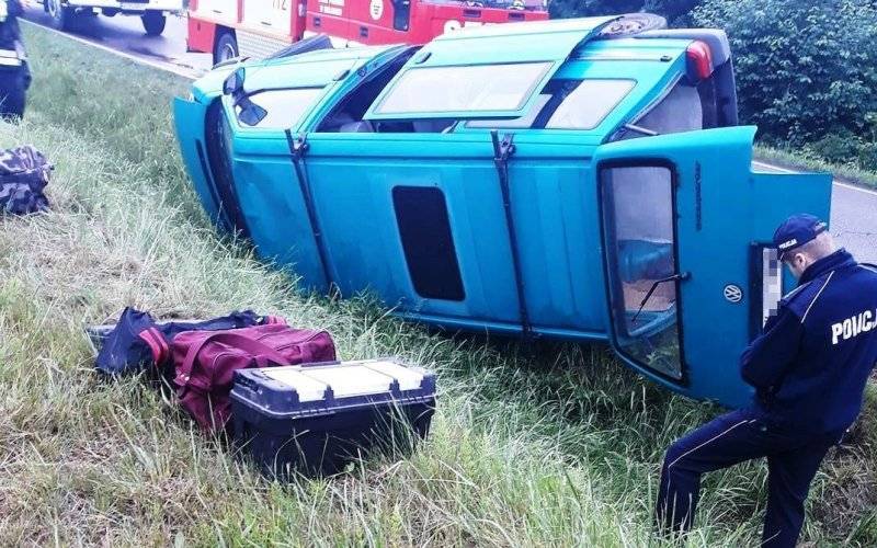 VW wjechał do przydrożnego rowu a następnie przewrócił się na bok. ZDJĘCIA!