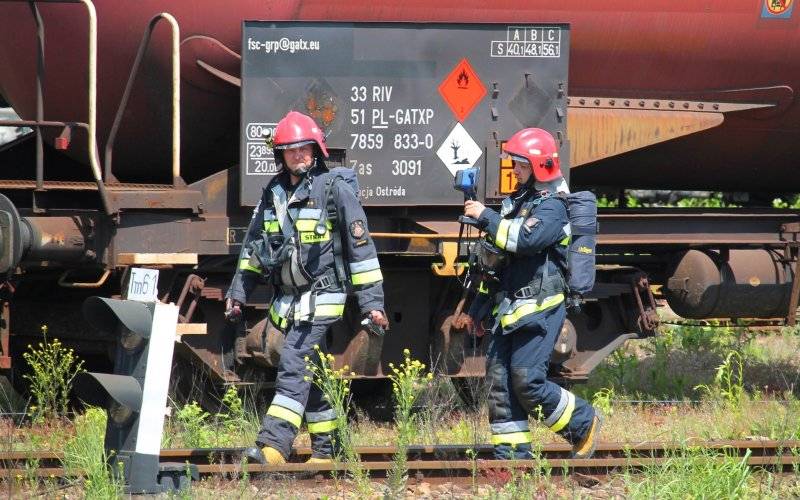 Pociąg z rozszczelnioną cysterną z łatwopalną substancją. ZDJĘCIA, FILM!