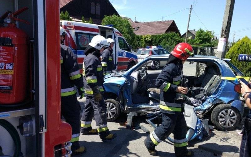 Zderzenie dwóch pojazdów. Strażacy użyli narzędzi hydraulicznych do ewakuacji kobiety. ZDJĘCIA!