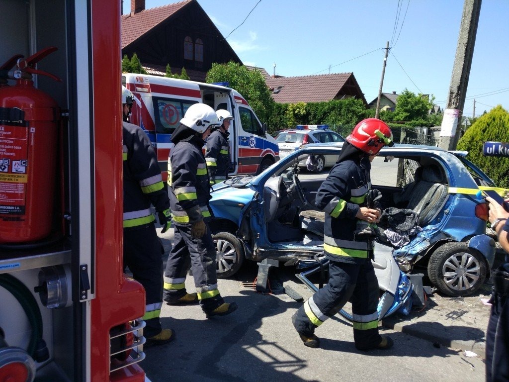 Zderzenie dwóch pojazdów. Strażacy użyli narzędzi hydraulicznych do ewakuacji kobiety. ZDJĘCIA!