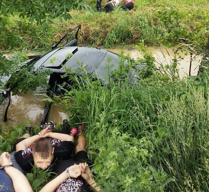 Wczorajszy pościg za BMW zakończony w rowie pełnym wody. ZDJĘCIA!