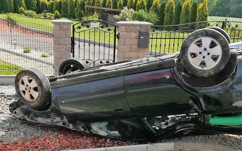 Dachowanie w Głębowicach. Trzy osoby w tym 2-letnie dziecko trafiły do szpitala. ZDJĘCIA!