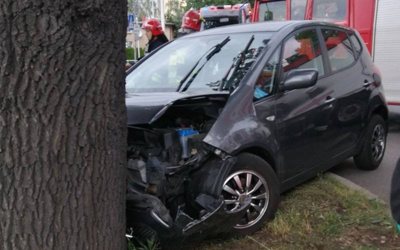Zdarzenie drogowe w Brzeszczach. 71-latka, która prowadziła pojazd trafiła do szpitala. ZDJECIA!