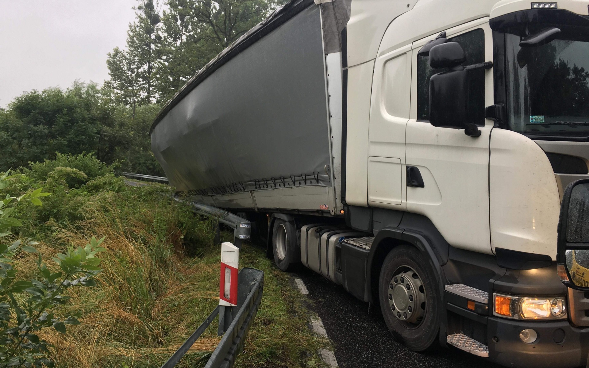 Niebezpieczny poranek na drogach naszego powiatu. ZDJĘCIA!