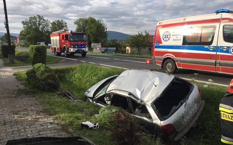 Samochód osobowy uderzył w ogrodzenie i dachował. ZDJĘCIA!