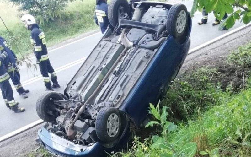 Kierowca stracił panowanie nad pojazdem i dachował. ZDJĘCIA!