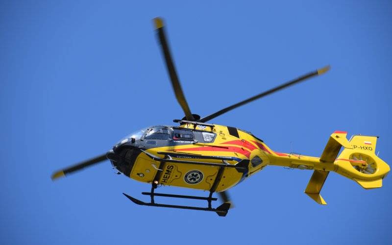 Nieszczęśliwy wypadek w Brzeszczach. Na mężczyznę spadła bramka. Interweniował śmigłowiec LPR.