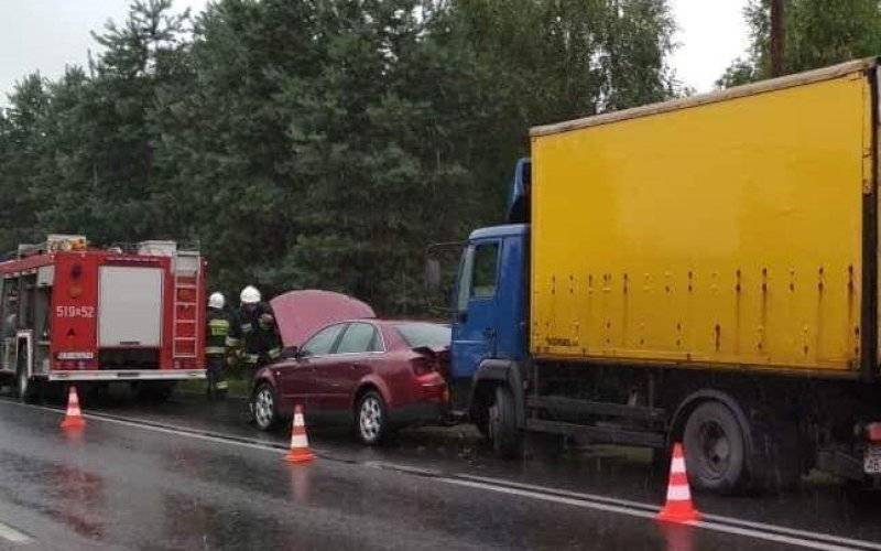 UWAGA ! Brzeszcze DW933 zderzenie samochodu ciężarowego z osobowym.