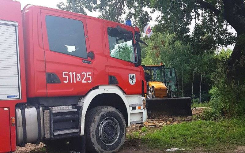 Pożar dzikiego wysypiska w Babicach. Do akcji włączono koparkę. ZDJĘCIA!