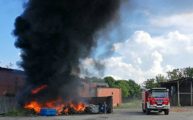 W Brzezince paliło się składowisko odpadów. ZDJĘCIA, FILM!