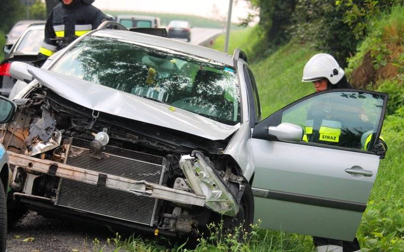 Niebezpiecznie na DK44. Dwa samochody wpadły w poślizg i uderzyły w barierę energochłonną. ZDJĘCIA!