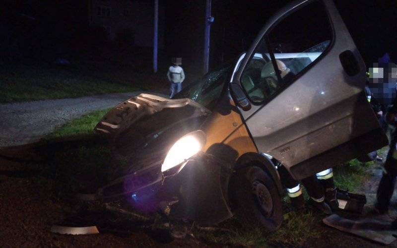 Uderzył w przydrożny mostek i zbiegł z miejsca zdarzenia. ZDJĘCIA!