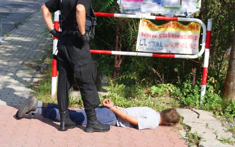 Policjant w czasie wolnym od służby zareagował na zagrożenie w ruchu drogowym, a ujawnił przestępstwa. ZDJĘCIA!