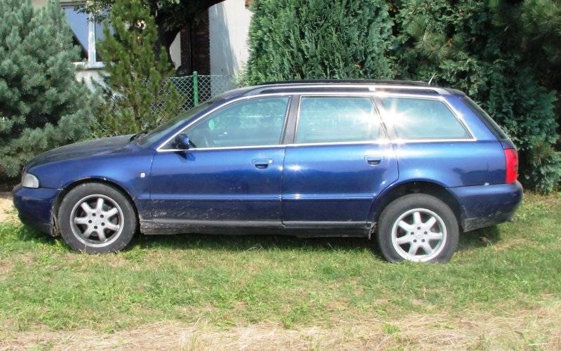 Pościg za pijanym kierowcą. Policjanci przestrzelili opony w samochodzie. FOTO!