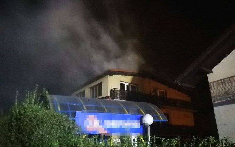 Pożar poddasza w Brzeszczach. ZDJĘCIA, FILM!