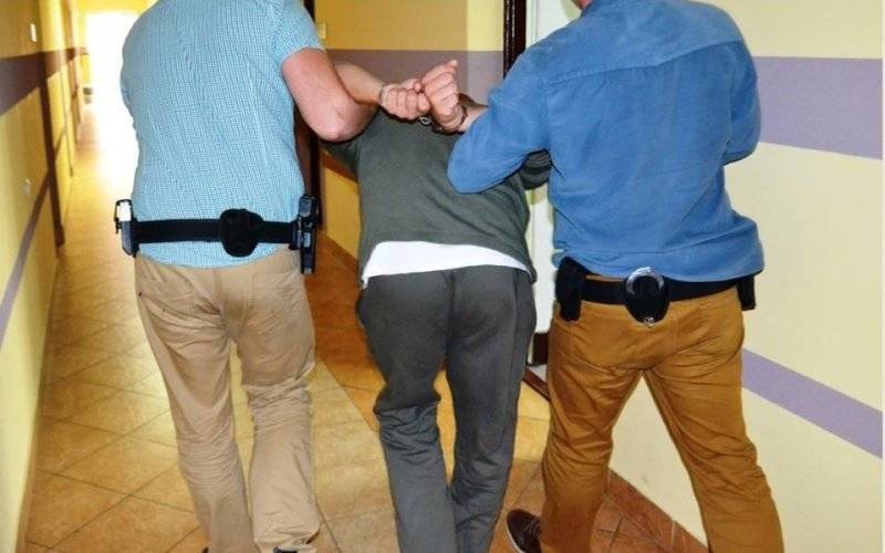 Policjanci zatrzymali sprawcę rozboju z użyciem noża, sąd orzekł wobec niego areszt.