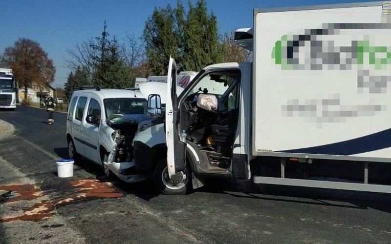 Wypadek w Nowej Wsi. Samochód osobowy zderzył się z samochodem dostawczym. ZDJĘCIA!