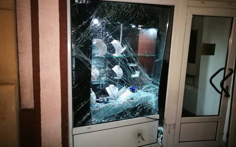 Napad na jubilera w Oświecimiu. Sprawca porzucił i podpalił samochód. ZDJĘCIA!