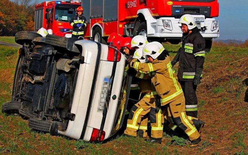 Dachowanie na lokalnej drodze w Zatorze. ZDJĘCIA!