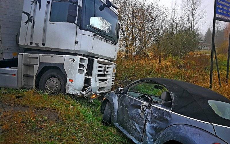 Samochód ciężarowy zderzył się z samochodem osobowym w Grojcu. ZDJĘCIA!