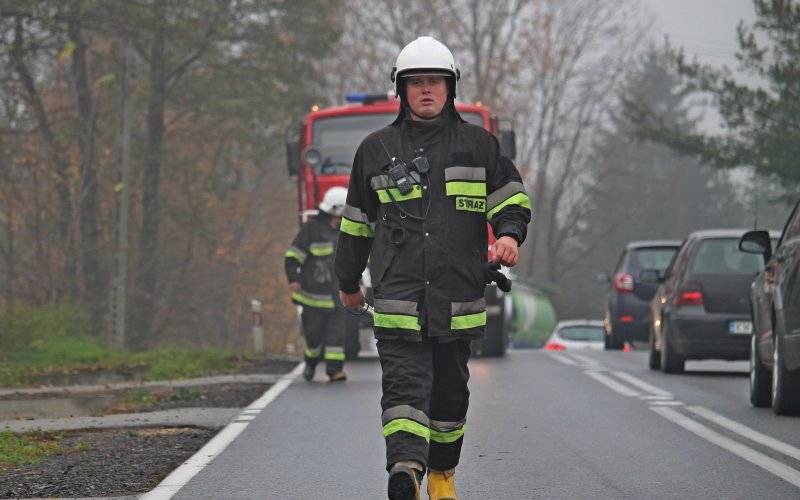 Poranne utrudnienia na DK44. Trzy zastępy neutralizowały plamę substancji ropopochodnej. ZDJĘCIA!