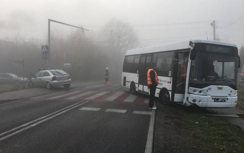 Autokar zderzył się z samochodem osobowym w Bielanach. ZDJĘCIA!