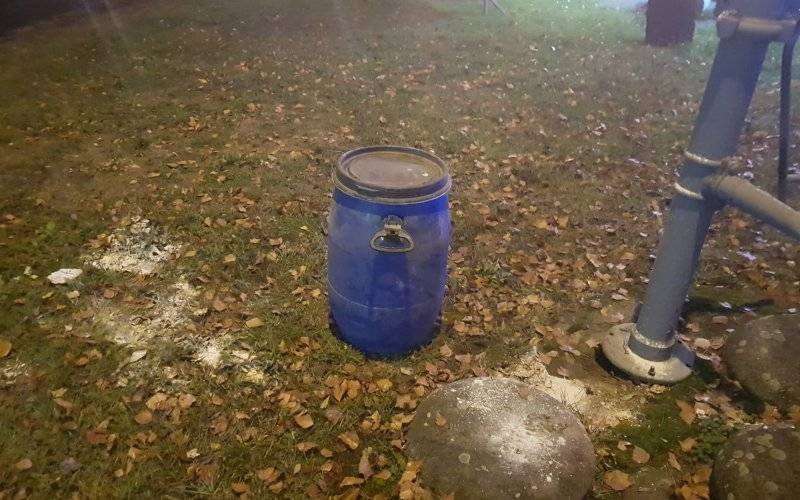 Niebezpieczna substancja chemiczna porzucona w Zatorze. ZDJĘCIA, FILM!