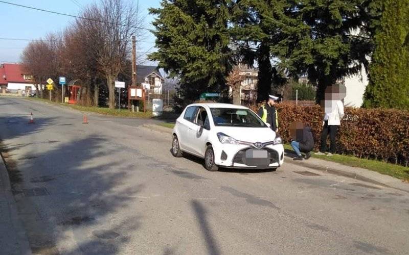 Wypadek drogowy w Zatorze. 82-latek trafił do szpitala. ZDJĘCIA!