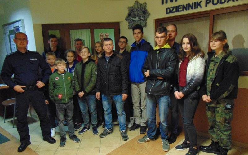 Młodzi druhowie z Poręby Wielkiej z wizytą w KPP Oświęcim. ZDJĘCIA!