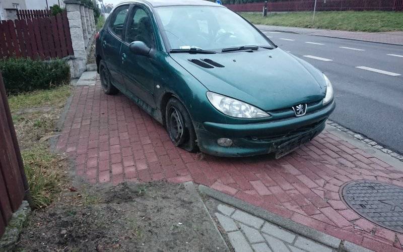 Kierowca posiadający cofnięte uprawnienia do kierowania spowodował kolizję drogową. ZDJĘCIA!