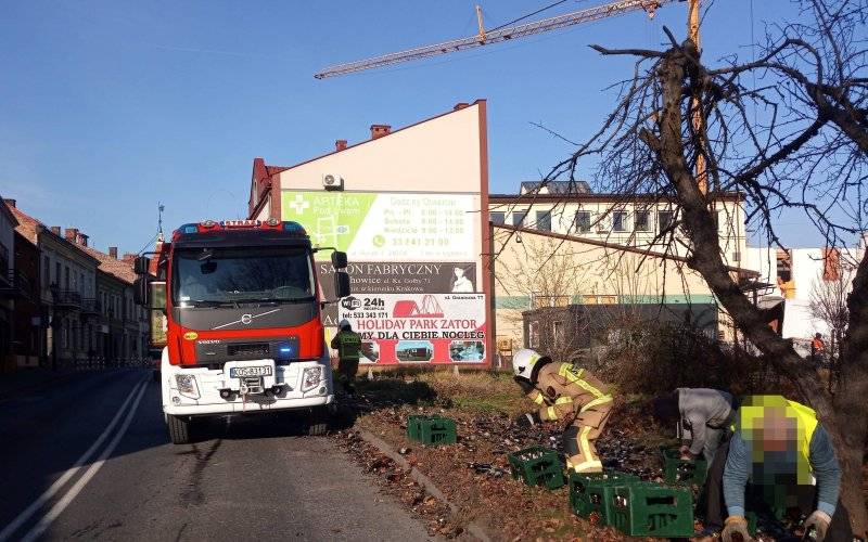 Z ,,ciężarówki” wypadło… piwo. ZDJĘCIA!