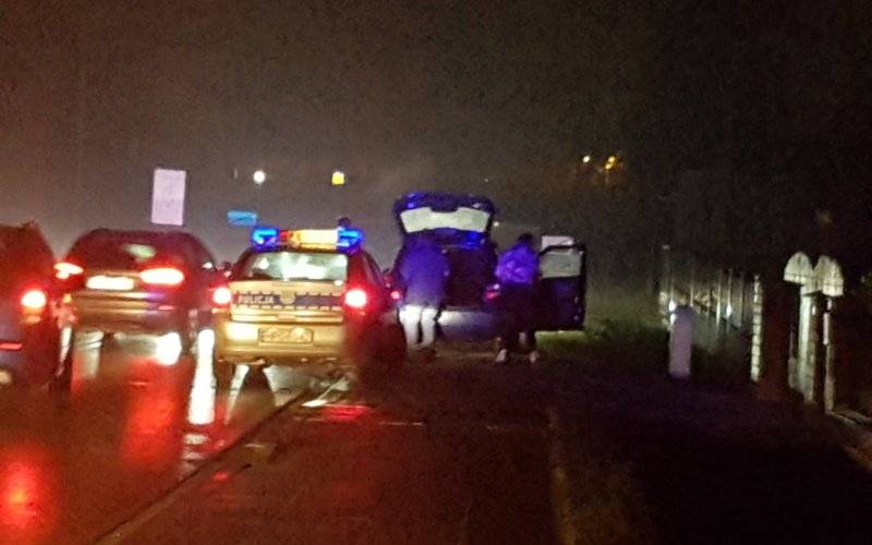 Kierująca przejechała przez środek dużego ronda, bo …. go nie zauważyła. Z pomocą przyszli Policjanci. ZDJĘCIA, FILM!