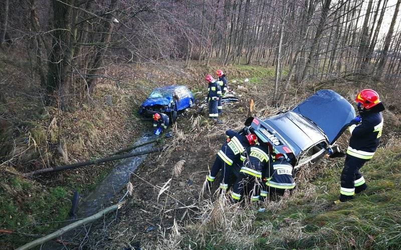 Wypadek na DW948 w Grojcu. Dwa samochody wypadły z drogi. ZDJĘCIA!