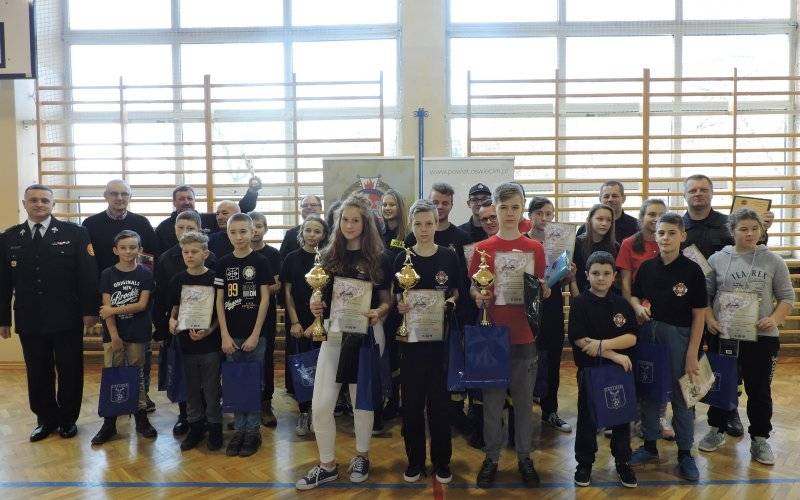 Młodzi strażacy oraz ich opiekunowie, rywalizowali w II Turnieju Tenisa Stołowego. ZDJĘCIA!