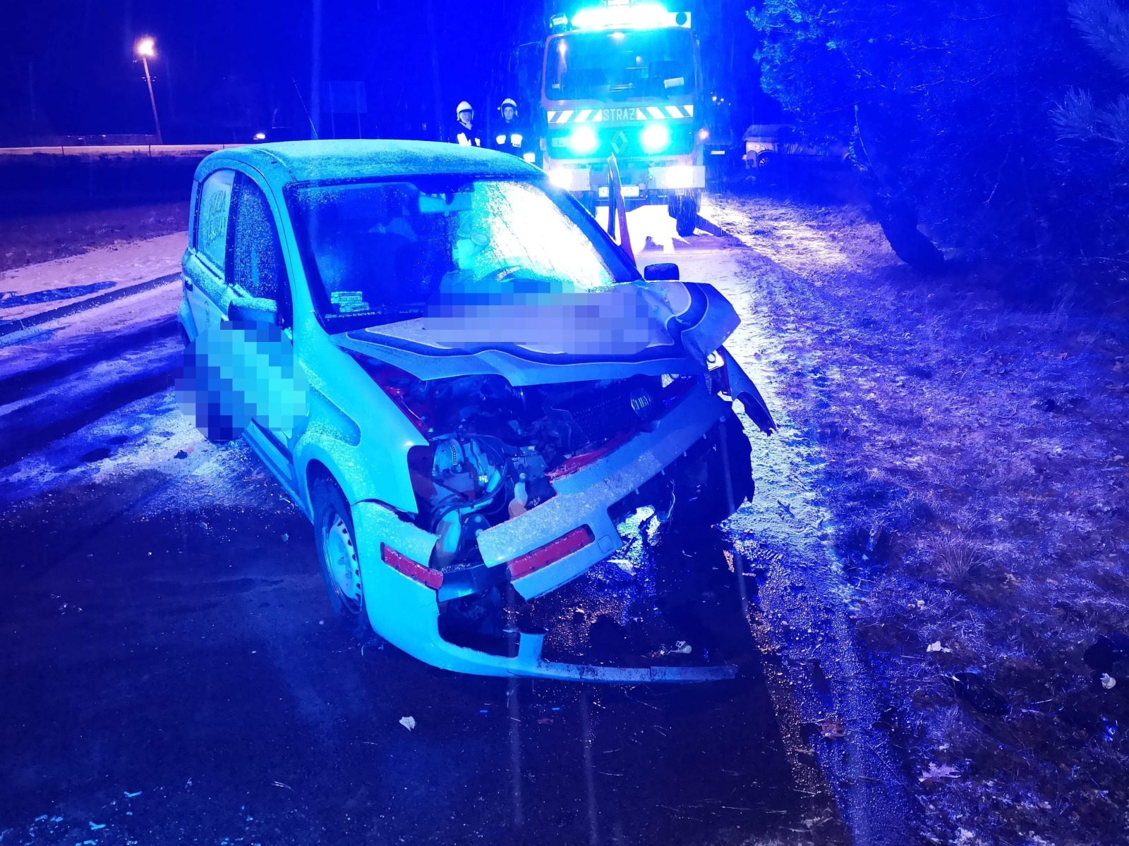 W Gorzowie samochód uderzył w drzewo. ZDJĘCIA!