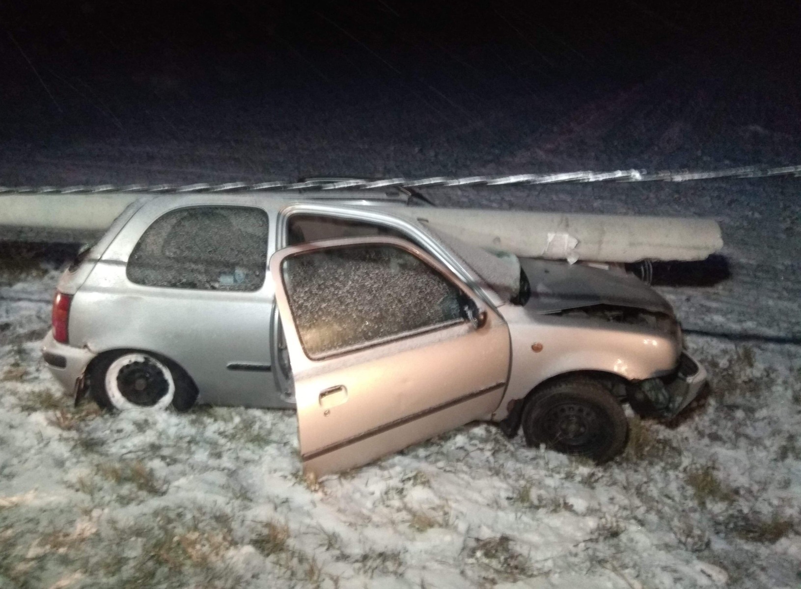 Uderzył w słup energetyczny po czym oddalił się z miejsca wypadku pozostawiając w samochodzie pasażerów. ZDJĘCIA!