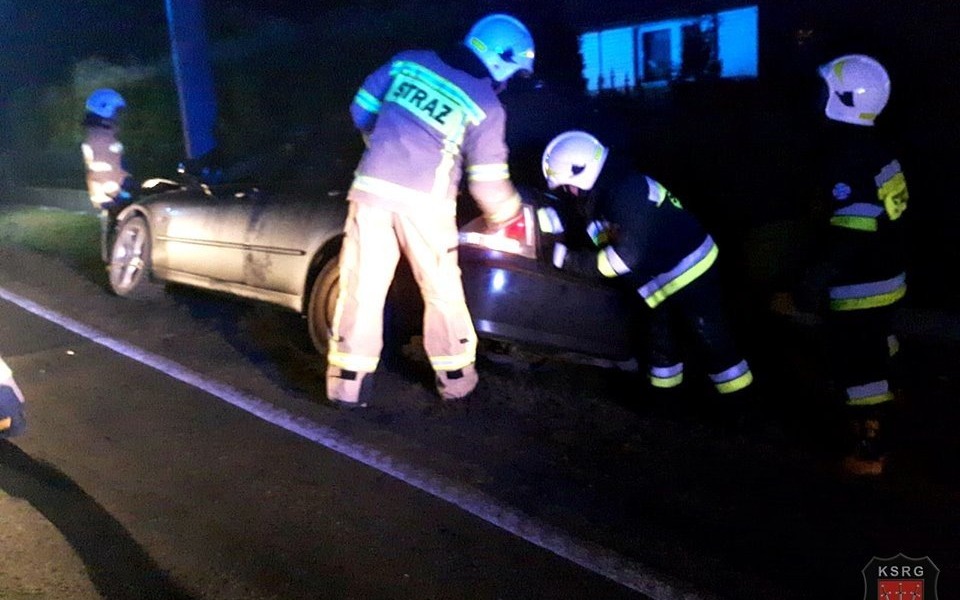 Słup energetyczny oraz sygnalizacja świetlna stanęły na przeszkodzie dwóch kierowców. ZDJĘCIA!