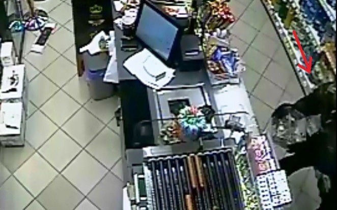 Policjanci poszukują mężczyzny podejrzanego kradzież skarbonki z datkami na leczenie chorego dziecka