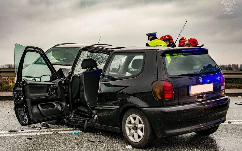 Poważny wypadek na DK44. Strażacy użyli narzędzi hydraulicznych do ewakuacji jednej osoby. ZDJĘCIA!