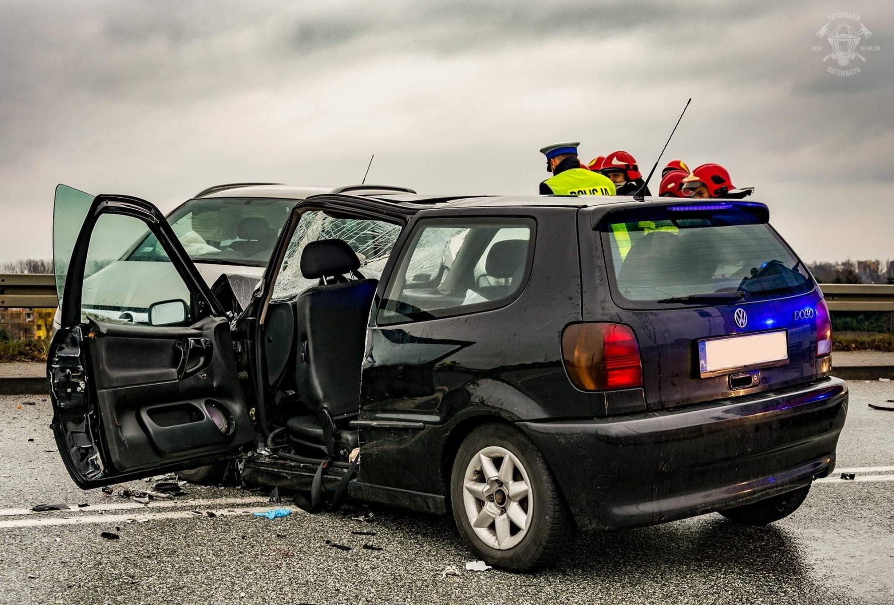 Poważny wypadek na DK44. Strażacy użyli narzędzi hydraulicznych do ewakuacji jednej osoby. ZDJĘCIA!