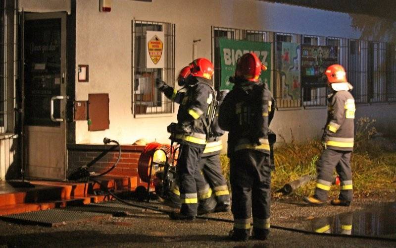Pożar sklepu, w którym wcześniej doszło do włamania. ZDJĘCIA!