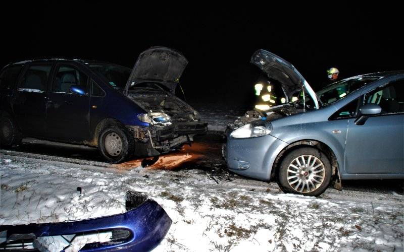 Czołowe zderzenie dwóch pojazdów w Porębie Wielkiej. ZDJĘCIA, FILM!
